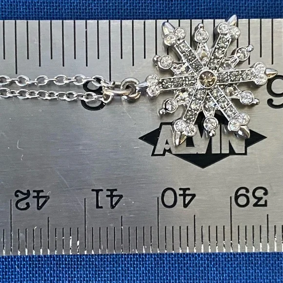 Dazzling Vintage Crystal Snowflake Pendant Necklace - Picture 7 of 8